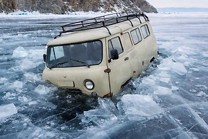 Два человека спаслись из ушедшей под лёд Байкала «буханки» с китайскими туристами