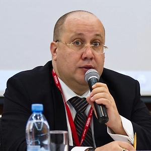 На самом деле сейчас сложно ответить на все эти вопросы, чем руководствовались регуляторы, выписывая эти истории с ГОСТом на бананы. Мы с вами очень точно знаем, что, во-первых, банан — это двухлетнее растение. Мы знаем, что сегодняшняя продукция, которую мы называем бананом, это модифицированный продукт. То есть это не настоящий, не тот банан, который растёт в естественных условиях, а тот, который прошёл многолетнюю селекцию.