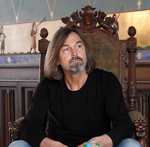 Мы познакомились и начали созваниваться каждый вечер. Когда офицеры уезжали домой, я бежал к телефонной станции, чтобы ей позвонить. В какой-то момент влюбился в неё. Я просто измучился, хотел её слышать и, конечно, мечтал её увидеть.