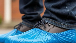 Врач выступила против отказа от бахил в больницах и поликлиниках