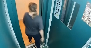 Нападает с ножом и молотком: В Балашихе пенсионерка держит в страхе всю многоэтажку

