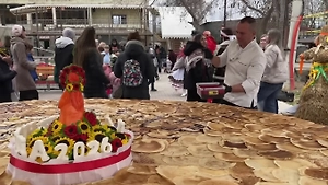 Царь-блин диаметром 3,5 метра испекли на Масленицу в Бахчисарае