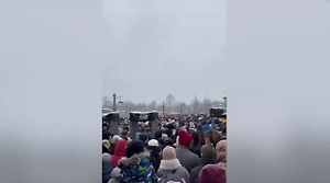 Петербуржцы простояли несколько часов в очередях ради розовых блинов на Масленицу
