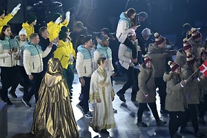 Коростелёв с Непряевой на плечах растрогал мир на закрытии Олимпиады