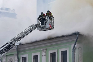 В центре Москвы перекрыли движение из-за крупного пожара