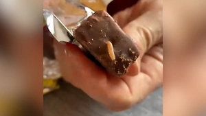 Под обёрткой известных конфет от «Славянки» нашли ползающий «деликатес»