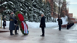 Путин возложил венок к Могиле Неизвестного Солдата