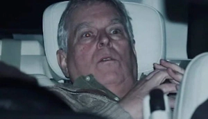 В Лувре повесили фотографию экс-принца Эндрю, сделанную после его допроса

