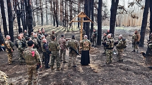 Казаки установили Поклонный крест в зоне СВО 23 Февраля в память о павших бойцах
