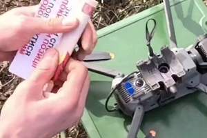 Бойцы «Востока» сбросили на позиции ВСУ поздравления с 23 Февраля и еду