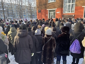 «Плачут взрослые и дети»: В Прокопьевске сотни людей простились с погибшими в сауне подростками