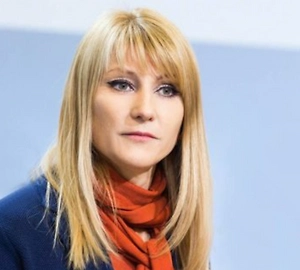 Чтобы приплести Россию и наш спорт — это, кажется, надо очень сильно зацепить и раскрутить эту тему. В любой стране красивые девчонки участвуют в церемониях награждения, наверное, всё-таки через агентство. К спорту вообще тут никакого отношения нет. Они могут дискредитировать страну, чем и занимаются последние годы, но спорт... Я не знаю, как тут можно это всё во что-то вылить, я даже сфантазировать не могу, как это можно со спортом связать.