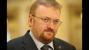 Это хорошая идея, безусловно, я такую идею поддерживаю, потому что она логична. Не только дети нуждаются в помощи, но и, предположим, более старшие члены семьи. Да и в целом авиакомпания ничего от этого не теряет, с неё не убудет. А то, что она на этом не заработает, ну пусть зарабатывает на тех, кто хочет непременно место в начале салона, у окна и так далее. А на семьях можно не церемониться.