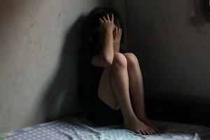 Отчим внушил падчерицам, что у них рак, и несколько лет колол им физраствор