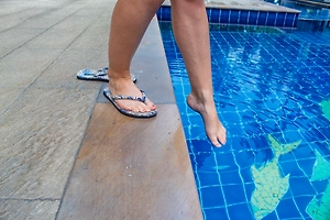 Врач предупредила о риске подхватить оспу обезьян в бассейне