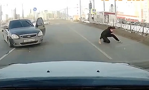 Омский «ниндзя» катапультировался из машины прямо на трассе и попал на видео