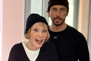 Пугачёва в шапочке-бандитке устроила фотосессию с Галкиным*, вернувшимся на Кипр