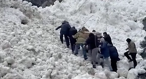 В Дагестане жители села несколько километров несли покойника по заснеженной тропе