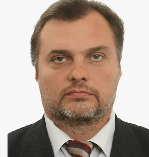 Лось на остановке выглядит как мем, но по сути это не «милый гость», а крупный дикий зверь, который оказался не там, где ему безопасно. Реальная угроза для него — городская среда: машины, заборы, собаки, толпы и попытки «помочь» слишком близко. Поэтому главная помощь лосю — не лезть к нему, а сделать так, чтобы он мог спокойно уйти. 