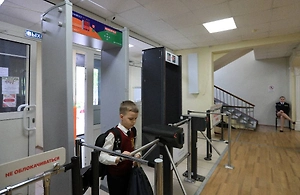 Вахтёршу, которая не помогла детям во время нападения на школу в Кодинске, уволили