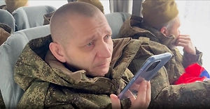 «Скоро буду дома»: Вернувшиеся из плена бойцы сказали главные слова родным — трогательное видео