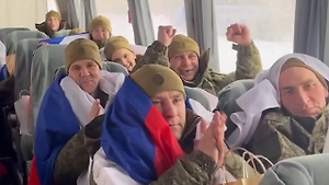Флаги России и крики «Ура»: Появилось первое видео с вернувшимися из плена военными