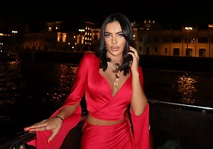 Блогершу Олесю Рожкову отправили под арест за фото с букетом АУЕ*
