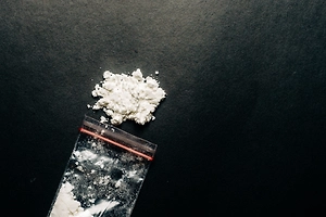 Неуклюжий иностранец случайно рассыпал 10 пакетиков кокаина в аэропорту Пхукета