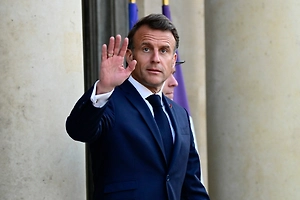 Во Франции заявили о полном безумии Макрона из-за Украины