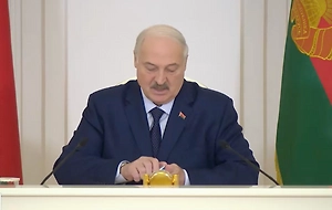 «Под язык — и голова кружится?»: Лукашенко прямо на совещании предложили закинуться снюсом