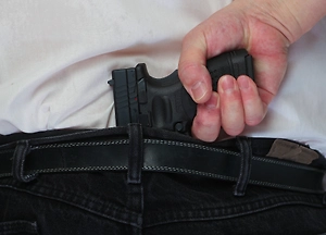 19-летний житель Подмосковья открыл стрельбу по прохожему из окна