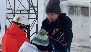 Мать на глазах у толпы отхлестала сына по лицу из-за плохих фото на горнолыжке