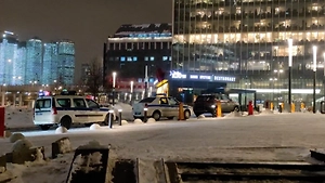 Тусовщики пригрозили взорвать башню в Москва-Сити и уже три часа не пускают спасателей