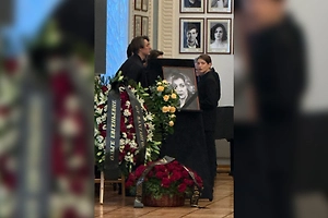 Убитая горем Анна Чиповская попрощалась с матерью в Театре имени Вахтангова