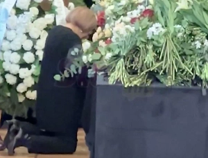 Максакова встала на колени у гроба Ольги Чиповской