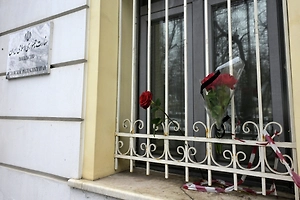 Жители Москвы несут цветы к Посольству Ирана в память об убитом Хаменеи