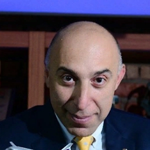 Паники у туристов, которые запланировали путешествия в Эмираты и страны рядом, нет. Хотя путёвки, билеты, направления отменяют туристы наши. На ближайшие даты, естественно, путёвки отменяются, даже автоматически, все, с полным стопроцентным возвратом денежных средств. Ближайшие даты — это сегодня, завтра, послезавтра. Пока, даже после 4 марта, мы ждём улучшения ситуации. Даже, наверное, до 8 марта будет полный возврат. А после 8 марта будем решать уже в понедельник, что делать. Будет ли рейс? Будет ли возможность улететь? Пока такие вопросы у нас. Если рейс и будет, то возвращать не будем, а будем отправлять людей.