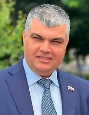 Что касается участия бабушек, дедушек или других родственников в покупке квартиры, то здесь ответ однозначный: выделять им доли за счёт материнского капитала нельзя и не нужно. Материнский капитал выдаётся именно на родителей и детей. Если бабушка вложила свои личные деньги в покупку, то её доля оформляется отдельно, пропорционально её вложению, но это никак не связано с маткапиталом. Смешивать эти средства нельзя, иначе у контролирующих органов возникнут вопросы.