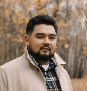 При подборе шин стоит в первую очередь ориентироваться на цену — этот параметр должен быть вам по карману. Во-вторых, необходимо ознакомиться с так называемой европейской маркировкой, которая отражает топливную экономичность шины, сцепление на влажной дороге и уровень шума. Желательно выбирать шины именно по этим показателям: чем выше экономичность, тем меньше расход топлива; чем лучше сцепление, тем устойчивее автомобиль на мокрой дороге; чем ниже шум, тем комфортнее в салоне. Именно на это я бы и советовал обратить внимание.