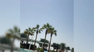 Взрывы раздались в районе главной мечети Абу-Даби, в небе видны следы работы ПВО