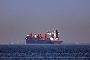 Второе за день судно атаковано у побережья Омана, попадание снаряда вызвало пожар