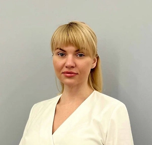 Пик женской фертильности приходится на возраст между 20 и 28 годами. После 30 лет количество и качество яйцеклеток начинают постепенно снижаться, что может увеличить время, необходимое для наступления беременности. По данным российских исследований, каждая четвёртая здоровая женщина в возрасте 20–30 лет может забеременеть в течение одного менструального цикла, в то время как в 40 лет такая вероятность снижается до 10%. Однако важно понимать: снижение фертильности не означает невозможность наступления беременности. 